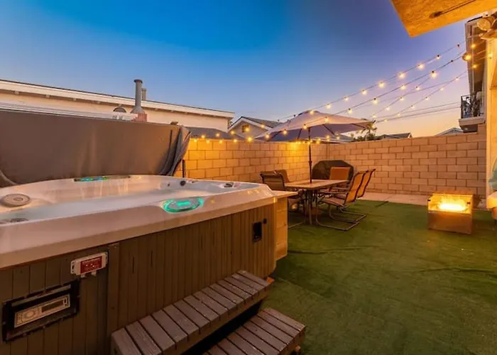 Modern San Pedro Home, Sleeps 12, Hot Tub, Fire Place, Private Parking
