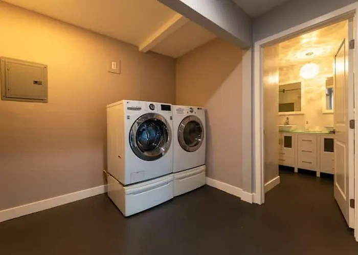 Modern San Pedro Home, Sleeps 12, Hot Tub, Fire Place, Private Parking