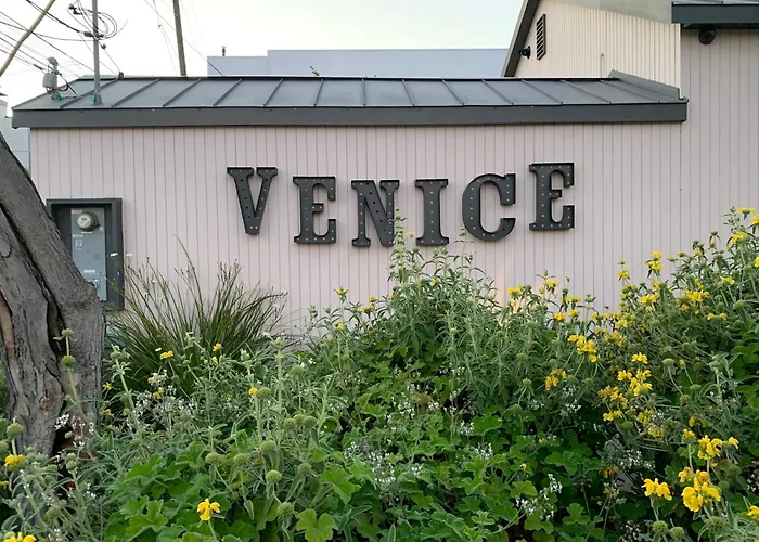 Chic Venice Beach Bungalow Steps From The Canals & Beach